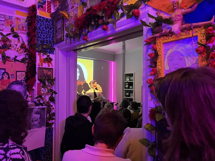 ΛΑΛΑ, Φωτογραφία του Πέτρου Αντωνίου από βραδιά αφιερωμένη στο Grapefruit της Yoko Ono, Δεκέμβριος 2022