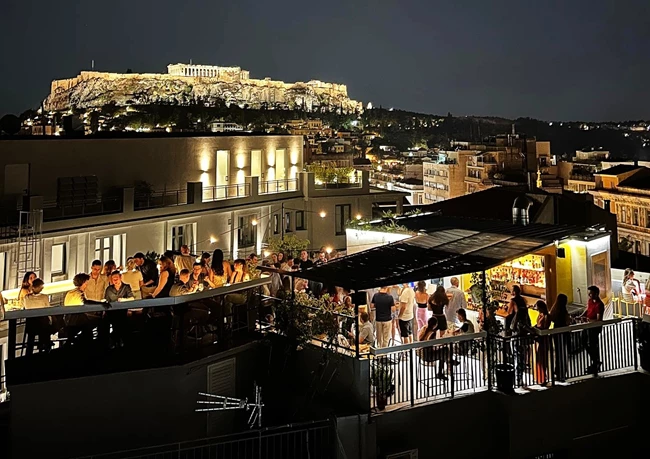 Το μπαρ Ostomachion στην ταράτσα του Mosaikon hostel στην Κολοκοτρώνη