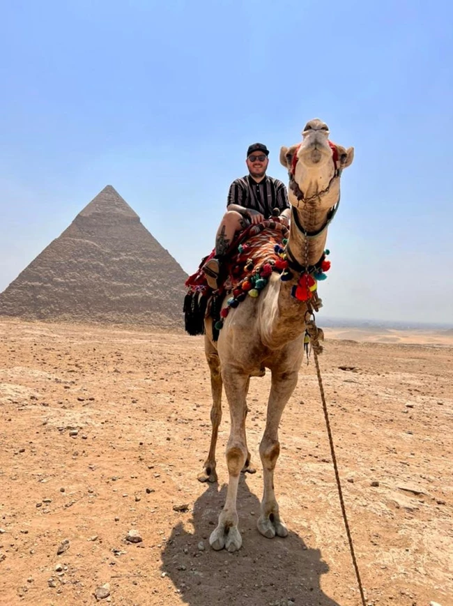 Άνταμ Κοντοβάς Κάιρο