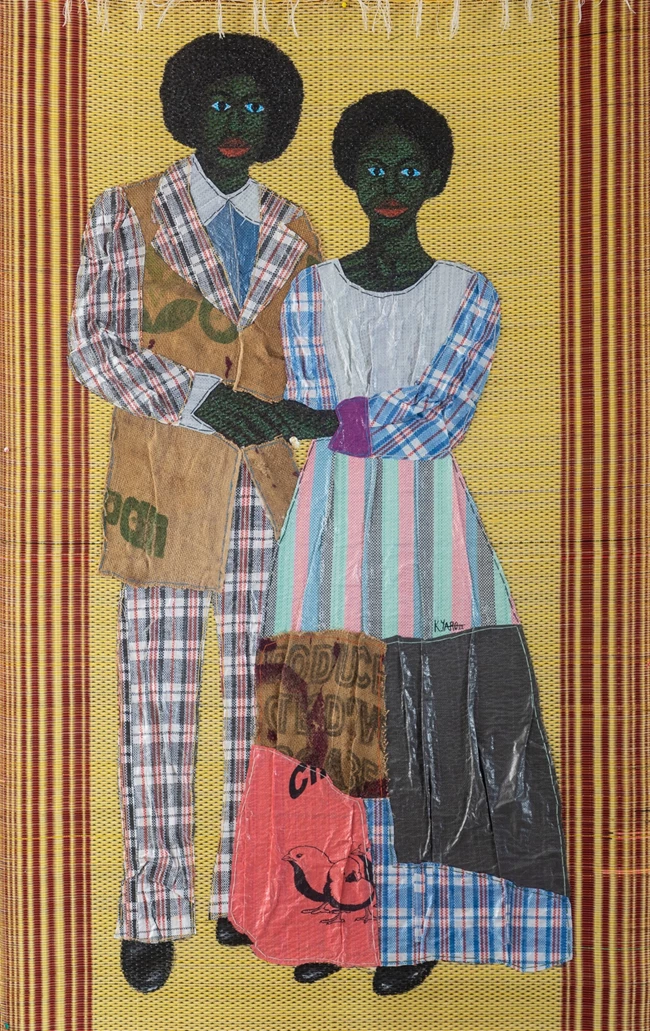 Kwaku Yaro, Mantele’s Wedding, 2022, ακρυλικό, πλαστική και υφασμάτινη σακούλα σε χαλί, 190x123cm. Παραχώρηση του καλλιτέχνη και της CITRONNE Gallery