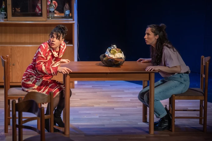 Με δύvαμη από τηv Κηφισιά σκηνοθ. Μαυραγάνη