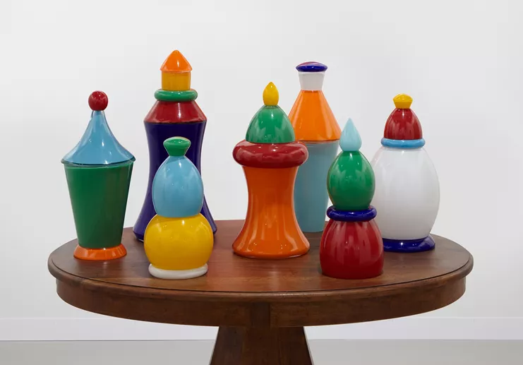 Thomas Schütte, &quot;Gartenzwerge&quot;, 2017, Glass on wooden table, Serie W, 7 components from 27 to 60 cm each (height), from 16 to 38 cm each (diameter) wooden table approx. 75 x 120 x 90 cm.