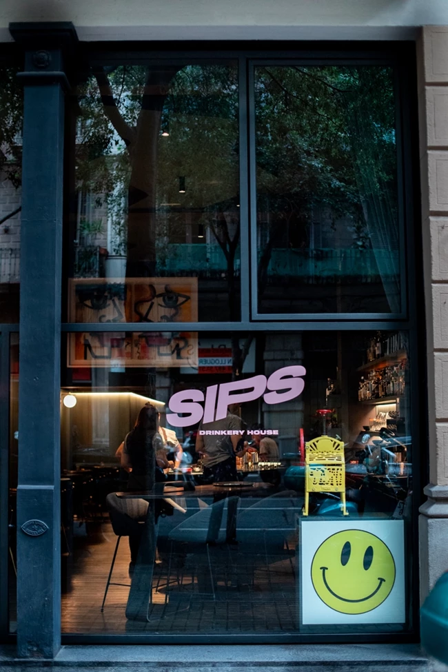 Το εξωτερικό του μπαρ Sips στην Βαρκελώνη