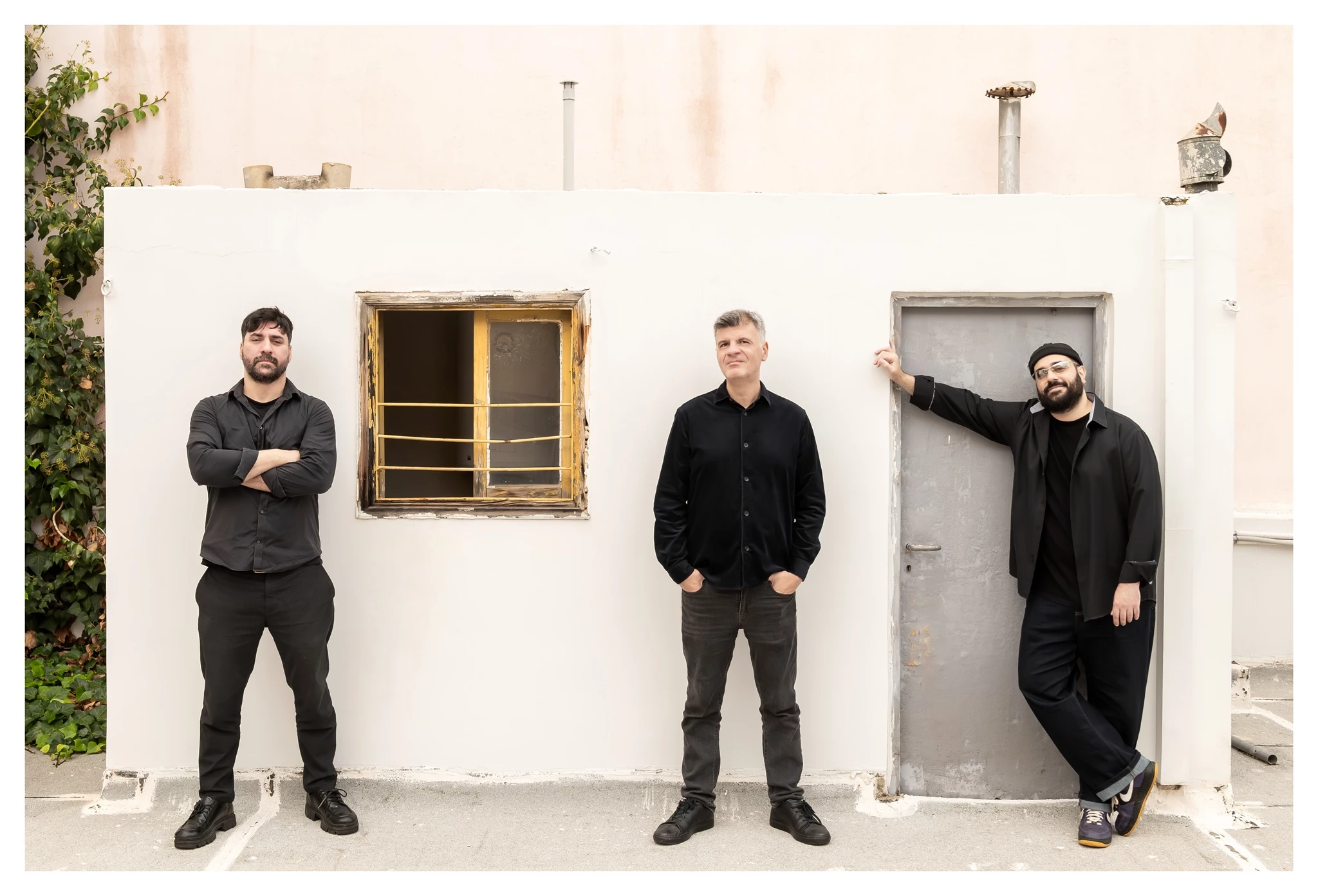 Ο Φοίβος Δεληβοριάς επιστρέφει σε ένα μουσικό threesome στο Κύτταρο