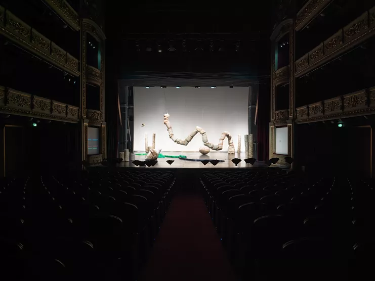 Nour Mobarak, Dafne Phono, μυκήλια Pleurotus citrinopileatus και Trametes versicolor, ξύλο, γύψος, πλαστικό PET, σιλικόνη, ατσάλι, σκούπα, τρύπα (11 εκ x 7 εκ), ήχος 15 καναλιών, μονοκάναλο βίντεο, διάρκεια: 21 λ. 44. δευτ., 2021 - 2023. Άποψη εγκατάστασης, Nour Mobarak, Dafne Phono, Δημοτικό Θέατρο Πειραιά, 2023