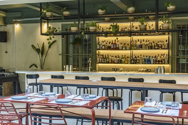 Το νέο μπαρ - εστιατόριο 34 Athens στην πλατεία Καρύτση 9