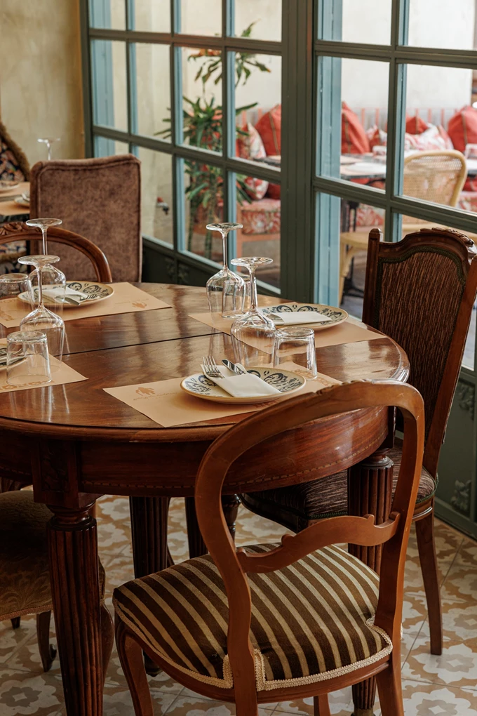 Το εστιατόριο Γιαγιά Κούκου στην πλατεία Αγίας Ειρήνης 2