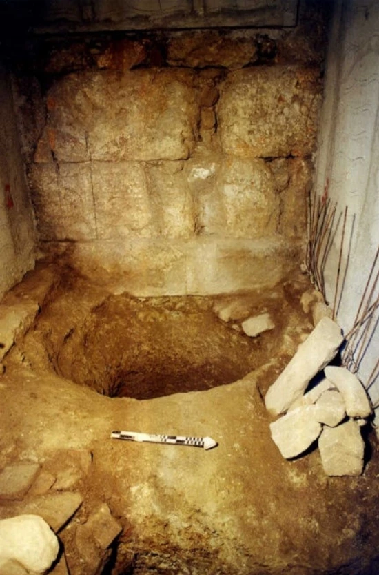 Ανασκαφή στο ισόγειο του μεσαίου δωματίου της οικίας Κοκοβίκου