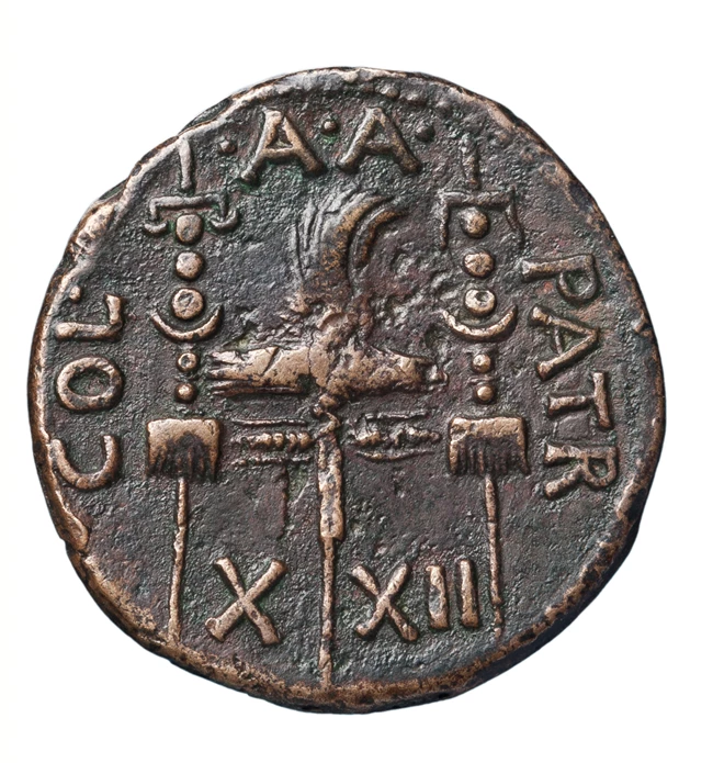 Χάλκινο νόμισμα, Πάτρα επί Κλαυδίου (41–54 μ.Χ.). Νομισματική Συλλογή ΚΙΚΠΕ. Αετός ανάμεσα σε δύο λάβαρα λεγεώνων