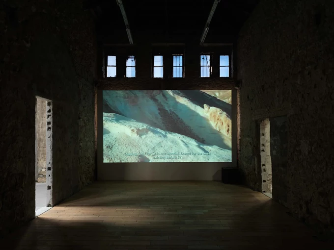 Άποψη εγκατάστασης Shadi Habib Allah, Μuddy Currents, Sylvia Kouvalis, Pireaus, 2025