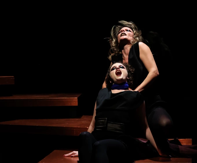 Οι δούλες Στρούμπος