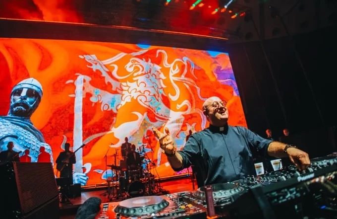Ο DJ και ιερέας Padre Guilherme που έρχεται στο Bolivar 1