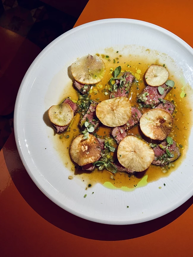 Το μοσχαρίσιο τατάκι στο εστιαστόριο Dear Manouka στο Παγκράτι