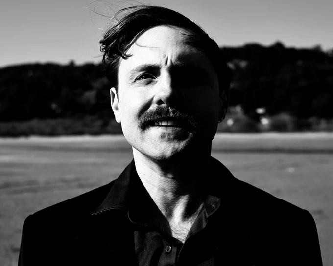 Τα κύματα, σκηνοθ. Ένκε Φεζολάρι