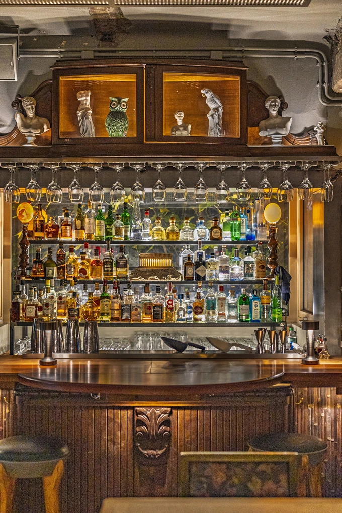 Το μπαρ στον πρώτο όροφο του Sister Athens 4