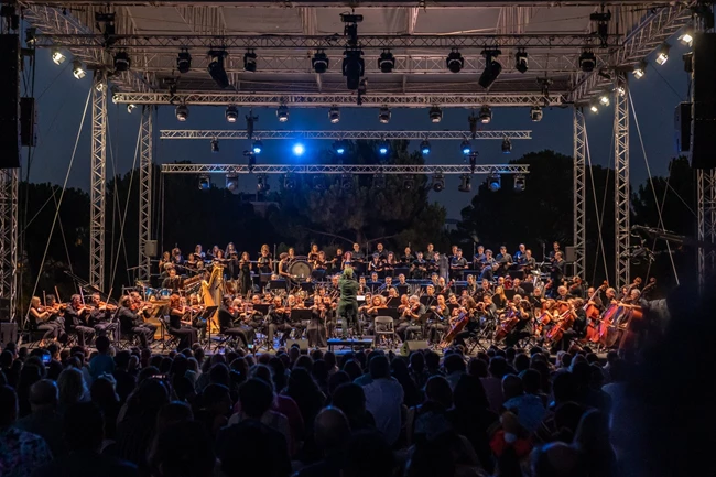 Εθνική Συμφωνική Ορχήστρα και τη Χορωδία της ΕΡΤ