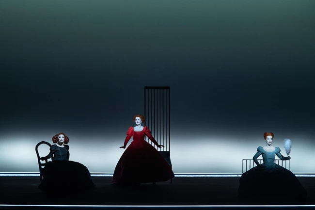 Τρεις ψηλές γυναίκες