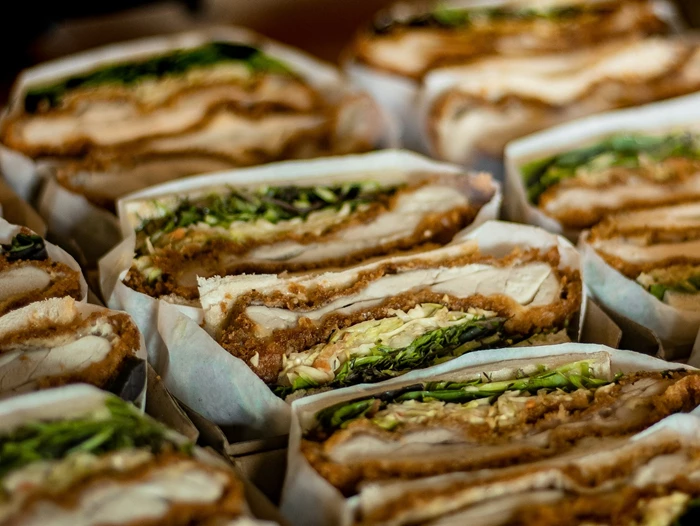 Bisque Please x Γειτονιά: Pop up event με σάντουιτς και δημιουργικές νοστιμιές στην Κυψέλη