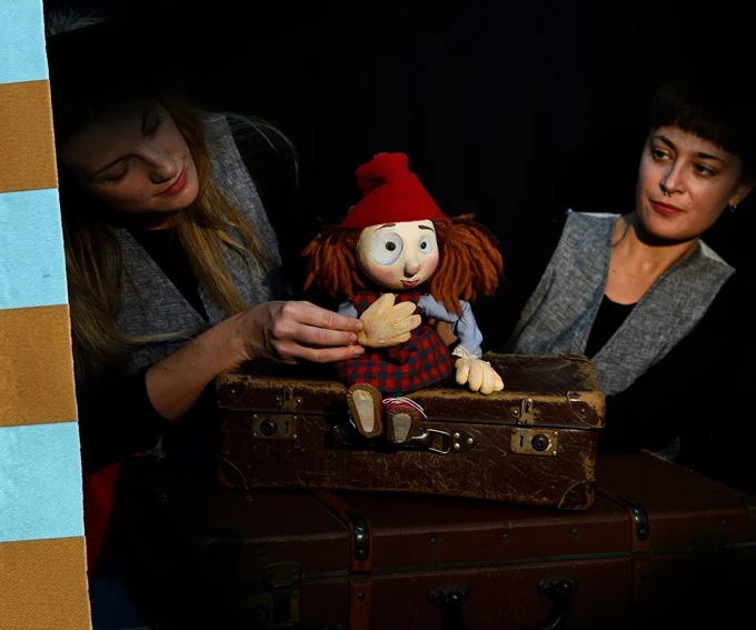 Μ’ ένα κόκκινο σκουφί