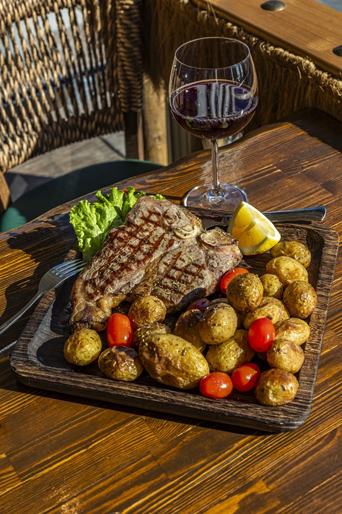 Αρχοντικόν, Αρτέμιδα, Περιστέρι, αφιέρωμα κρεάς