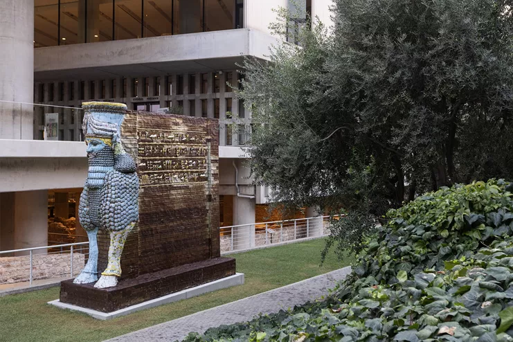 Michael Rakowitz, &quot;The Invisible Enemy Should Not Exist (Lamassu of Nineveh)&quot;, 2018. 10,500 κονσέρβες ιρακινού σιροπιού χουρμά, μεταλλικό πλαίσιο, 4.69 x 1.70 x 4.48 μ. Έργο κατ’ ανάθεση για το πρόγραμμα Fourth Plinth του Δημάρχου Λονδίνου. Ευγενική παραχώρηση ο καλλιτέχνης και ο Δήμαρχος Λονδίνου | Installation view Lamassu of Nineveh (2018) | Michael Rakowitz &amp; Ancient Cultures, 2025 | Συνεργασία NEON + Μουσείο Ακρόπολης
