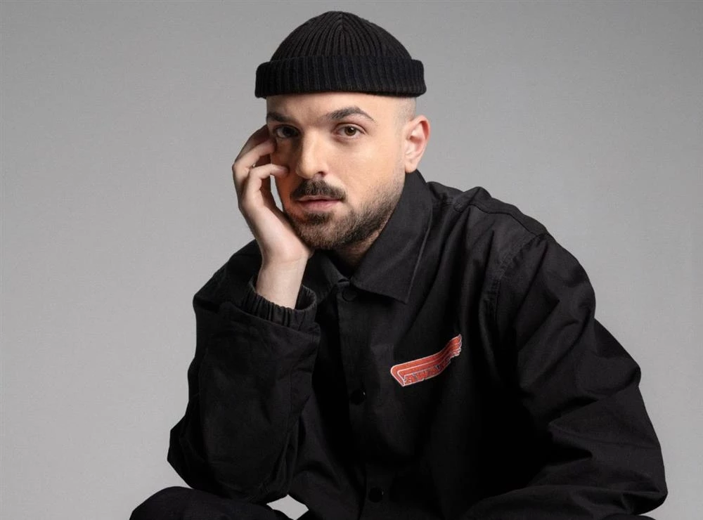 Ο Apon σπάει τα κοντέρ