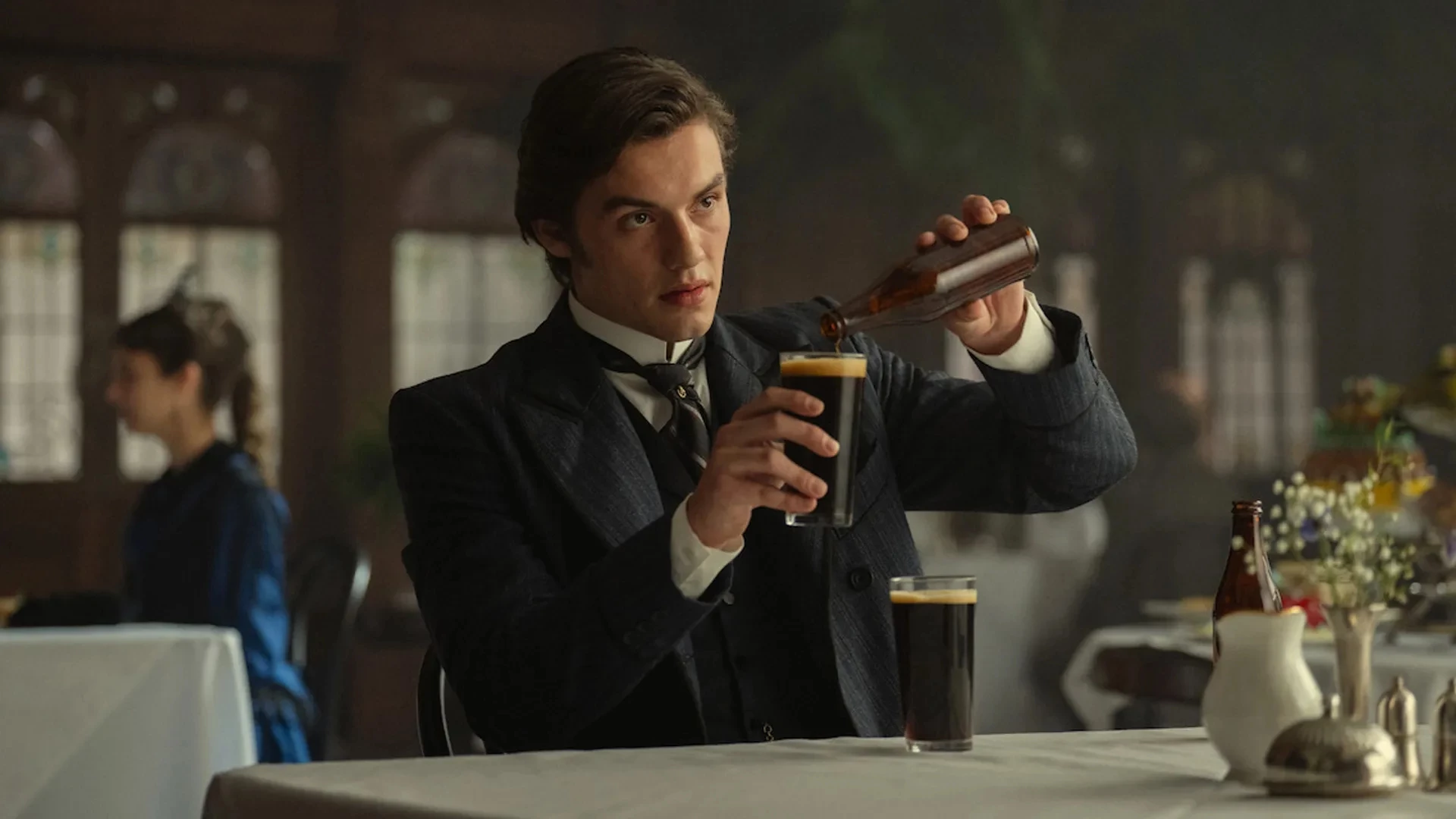 Απ’ το μπαρ στην οθόνη: Οι νέες σειρές κάνουν -και- τα ποτά πρωταγωνιστές