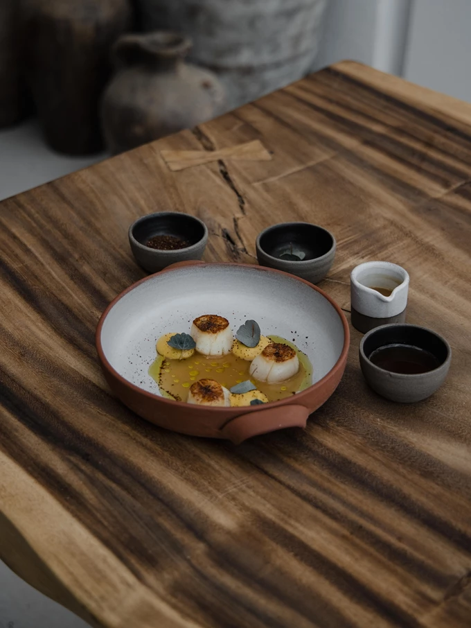 Tην Παρασκευή 5 Δεκεμβρίου, το Σymposio at Ark υποδέχεται το εστιατόριο Kaliya της Σαντορίνης για ένα ξεχωριστό δείπνο, στις πολυτελείς αίθουσες του κοσμοπολίτικου Ark της Γλυφάδας. 3