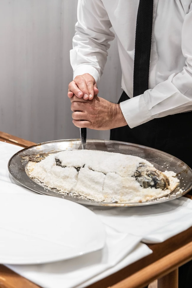 Το λαβράκι στο αλάτι στο εστιατόριο Milos