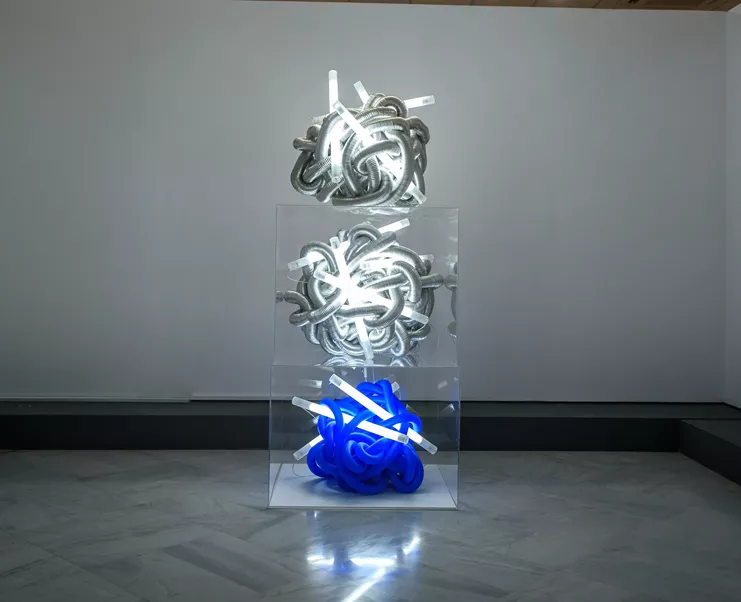 «Τειρεσίας» 2017-2018. Εύκαμπτος σωλήνας αλουμινίου / εύκαμπτος πλαστικός σωλήνας / πλεξιγκλας / φως /κέιμενο, Τ.Σ.Έλιοτ / 207Χ85Χ85 εκ.