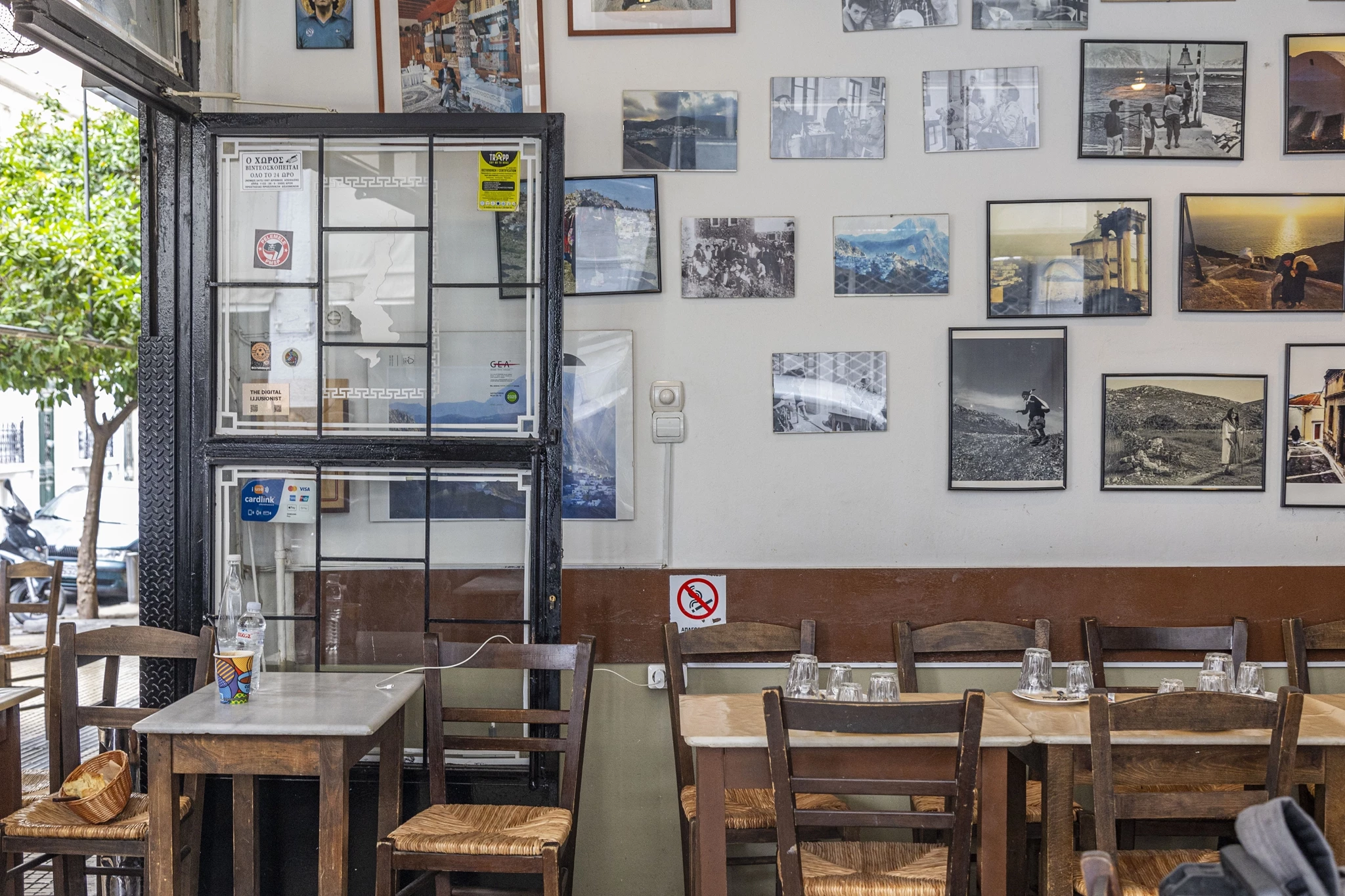 Στα χαμηλά της Ευριπίδου παίζει ένα από τα πιο true καφενεία της Αθήνας