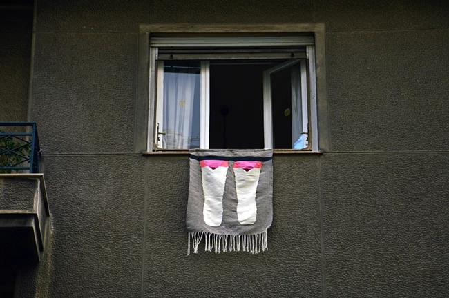 Μαρίνα Βελησιώτη, These boobs are made for watching, Athens Laundry Μπουγάδα, εικαστικό πρότζεκτ της Θεοδώρας Μαλαμού στη Βικτώρια