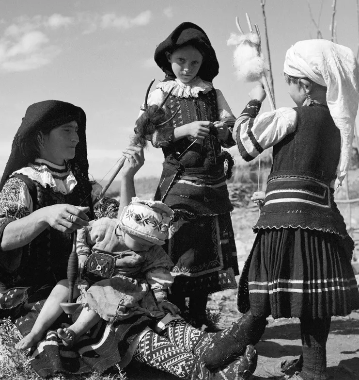 Δημήτρης Χαρισιάδης Σαρακατσάνα γνέστρα. Φωτογραφία από τον Ζυγό Καβάλας, 1950.Φωτογραφικά Αρχεία Μουσείου Μπενάκη