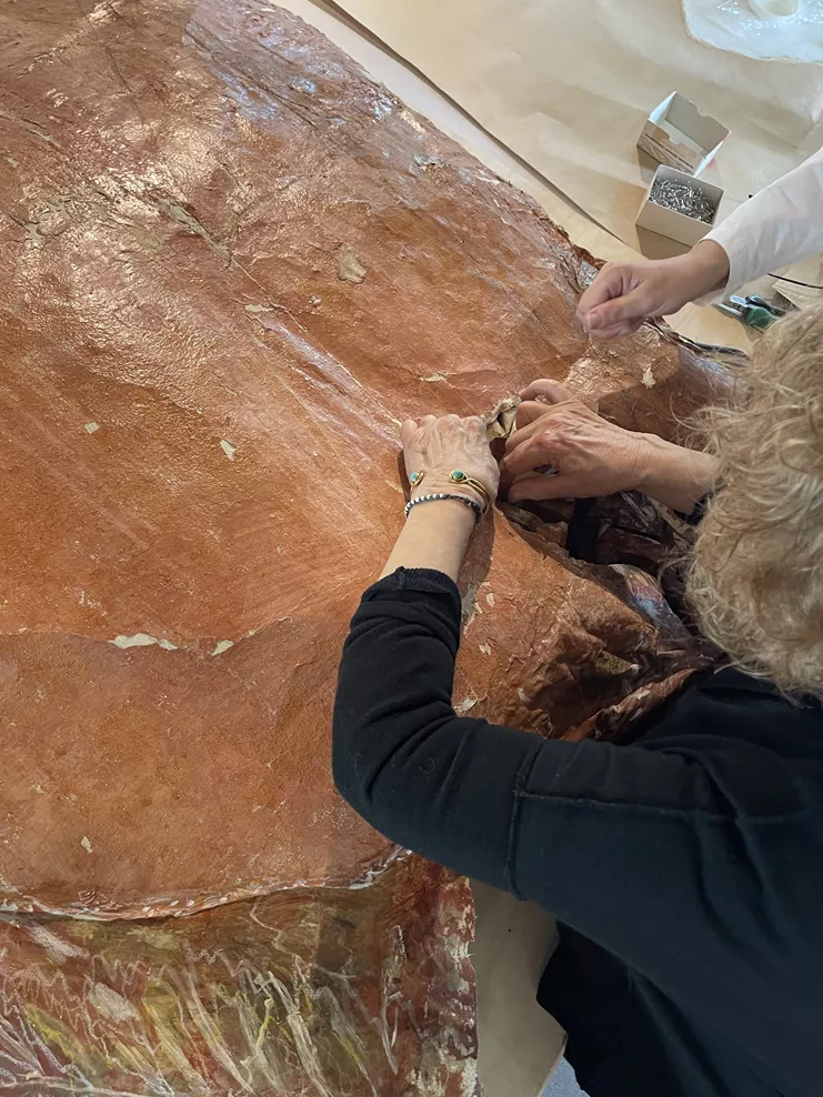 Η Ρένα Παπασπύρου στα εργαστήρια συντήρησης της Εθνικής Πινακοθήκης – Μουσείου Αλέξανδρου Σούτσου συντηρεί με την ομάδα του μουσείου το έργο της Baalbeks που ανήκει στη συλλογή της ΕΠΜΑΣ.