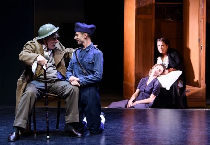 ΤΟ ΤΡΙΤΟ ΣΤΕΦΑΝΙ, σκηνοθ. Λιβαθινός