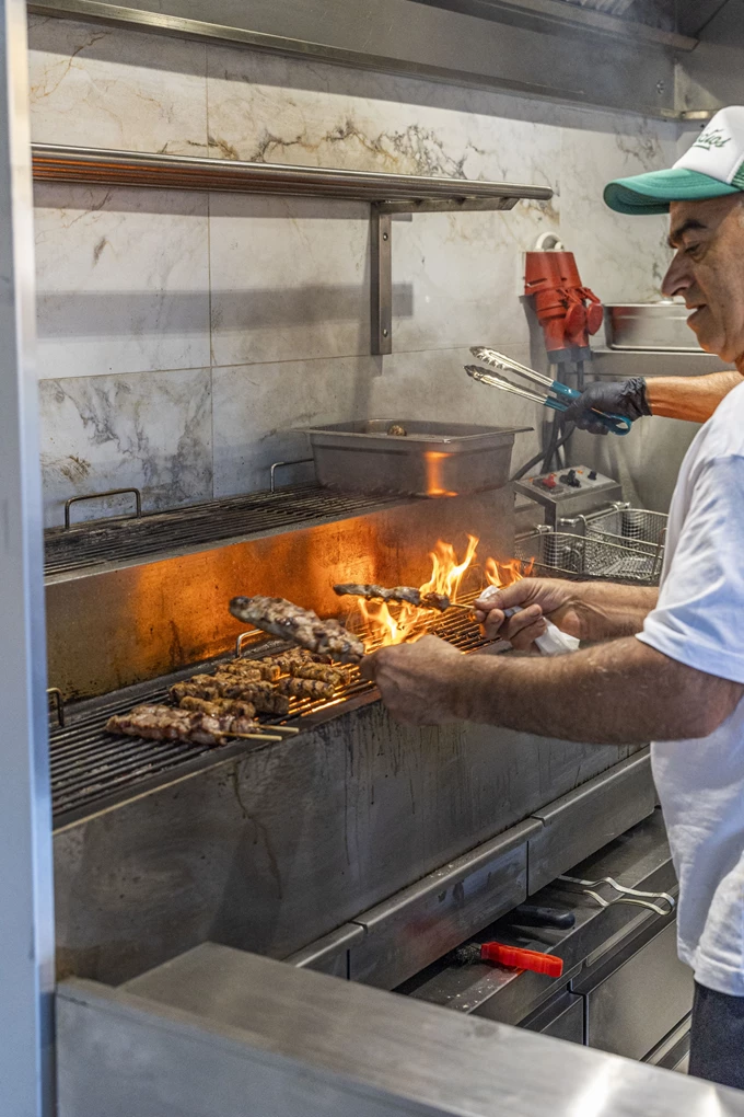 Το σουβλατζίδικο Αρμόδιος στο Θησείο 4