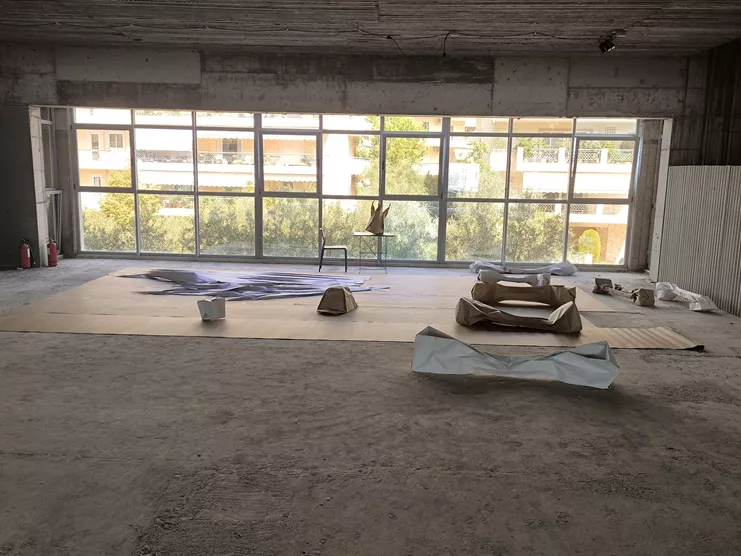 Ντόρα Οικονόμου, &quot;The Day of the Dead Anthropologist&quot;, 2024. Χαρτί, μεταβλητές διαστάσεις. Ανάθεση της Νάντιας Αργυροπούλου για την έκθεση &quot;το συλλογικό γουργουρητό&quot; [&quot;the collective purr”], 2024. Ευγενική παραχώρηση της καλλιτέχνιδας και της Γκαλερί Δύο Χωριά.