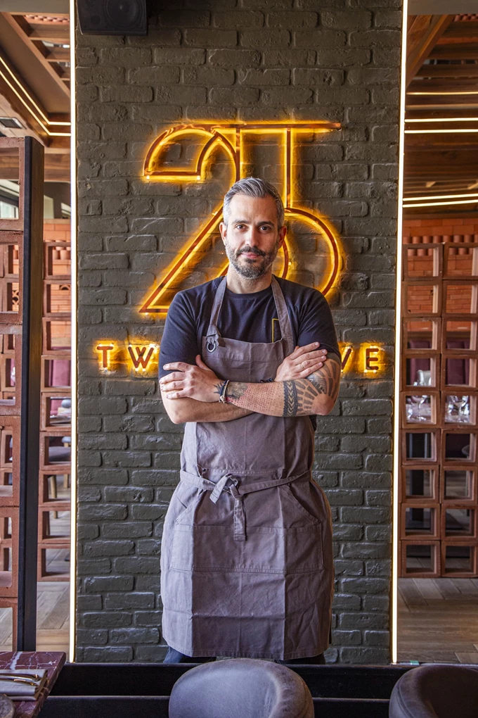 Το TwentyFive 25 του Alec Peters και του Γιώργου Τσούλη στο Μικρολίμανο 17