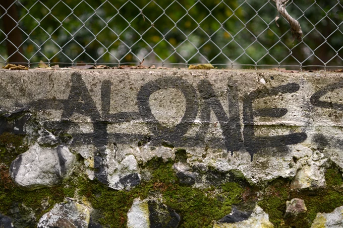 Πέτρος Μώρης Alone