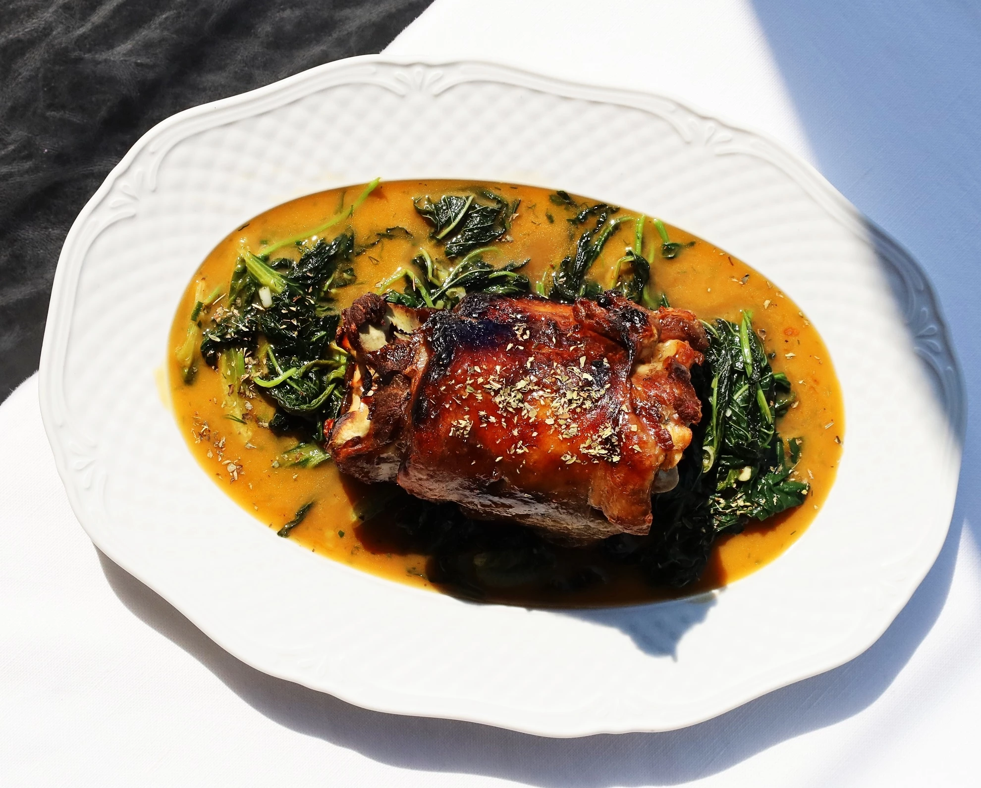 Το πιάτο της εβδομάδας: Αρνίσιος σβέρκος Βόνιτσας με χόρτα φρικασέ στο 'Vezené'