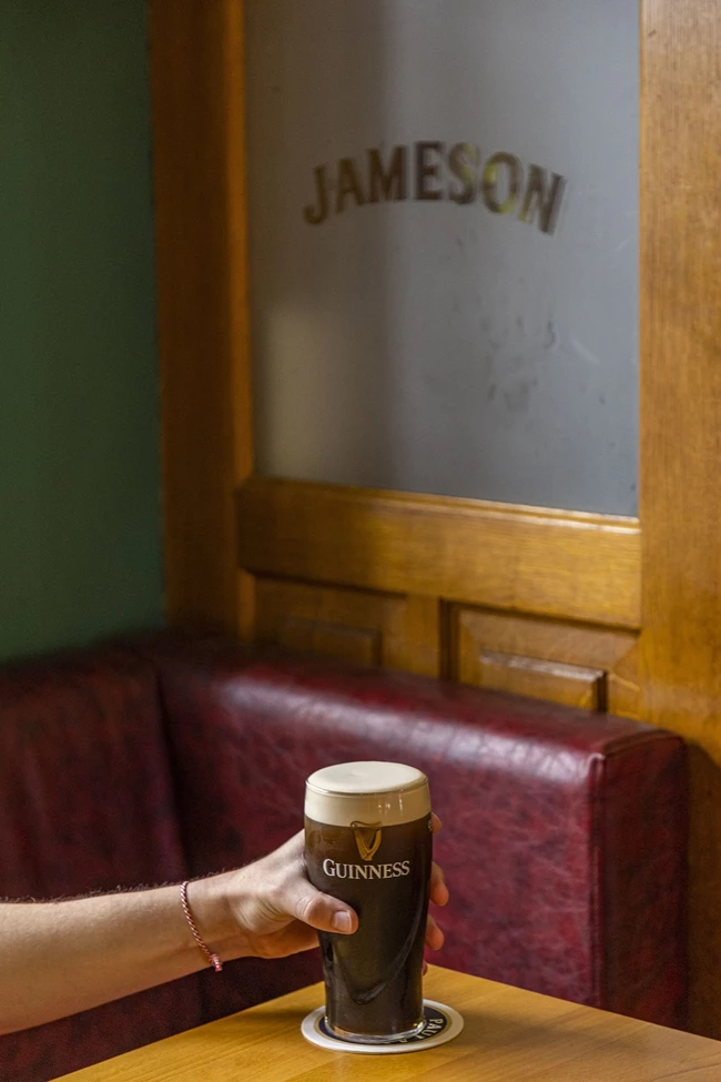 Μπύρα Γκίνες στην παμπ Molly Malone's στη Γλυφάδα