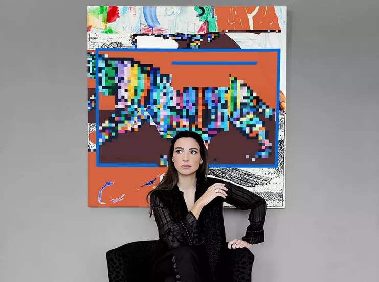 Η Χριστίνα Παπαϊωάννου με φόντο το λιοντάρι της.