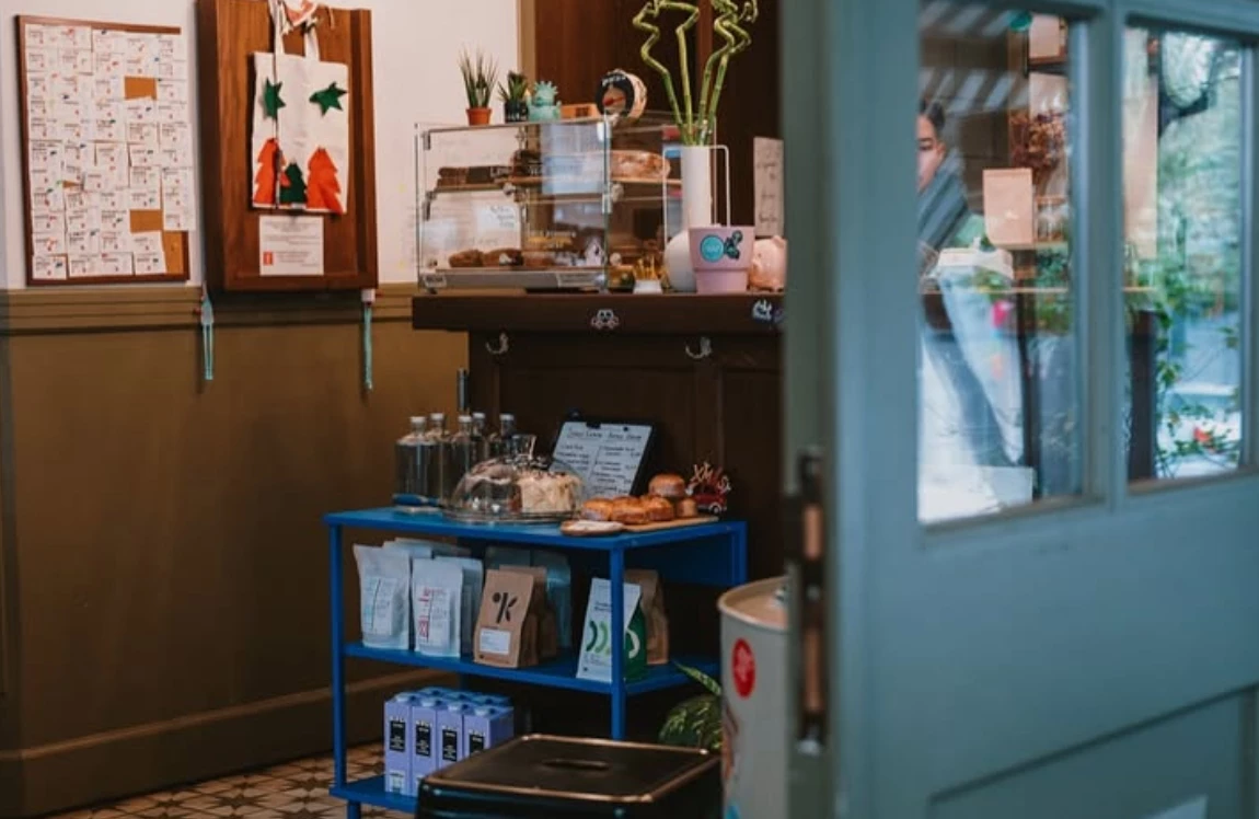 Café την ημέρα, μπαρ το βράδυ: Ένα Σπουργίτι ανοίγει τα φτερά του στην Ηλιούπολη