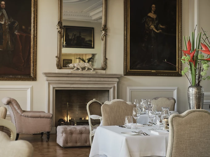 Το εστιατόριο Tudor Hall στο ξενοδοχείο King George 1