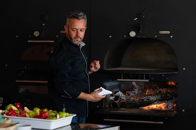 Ο Γιάννης Παρίκος στο εστιατόριο SeaRocks στην Πάρο