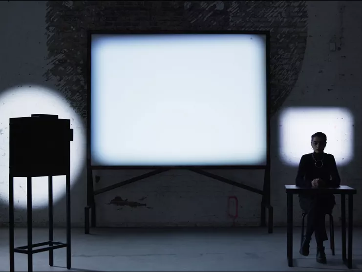 Bouchra Khalili, "The Magic Lantern", 2020-2022. Βίντεο εγκατάσταση (φιλμ και αντικείμενα), 24'. Βίντεο-στιγμιότυπο. Ευγενική παραχώρηση της καλλιτέχνιδας και Mor Charpentier, Paris/Bogot