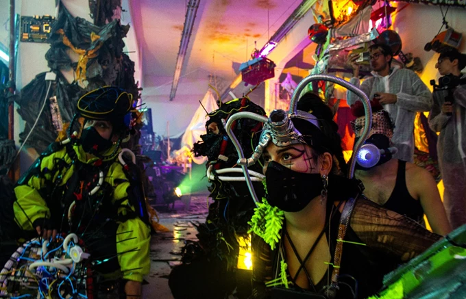 Η ορδή τα επίμονα απομεινάρια μας