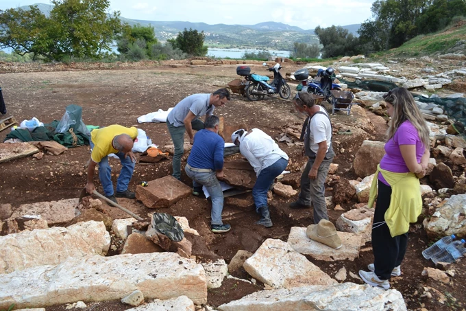 Εργασίες μεταφοράς των θρόνων το έτος 2023 | Υπουργείο Πολιτισμού: Εντοπισμός και η συστηματική ανασκαφή Αρχαίο Θέατρο Λευκάδας
