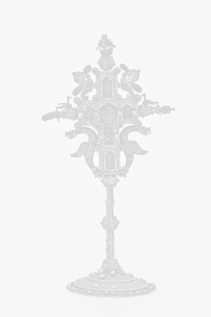 Σταυρός αγιασμού από την Κερμίρα Καισαρείας, 18ος αιώνας. Ασήμι επίχρυσο, σμάλτο, μαργαριτάρια, γυάλινοι λίθοι, ξυλόγλυπτος πυρήνας. Ύψος 23 εκ. Μουσείο Μπενάκη 33844