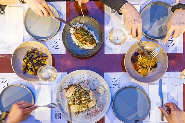 Το νέο μπαρ - εστιατόριο 34 Athens στην πλατεία Καρύτση 15